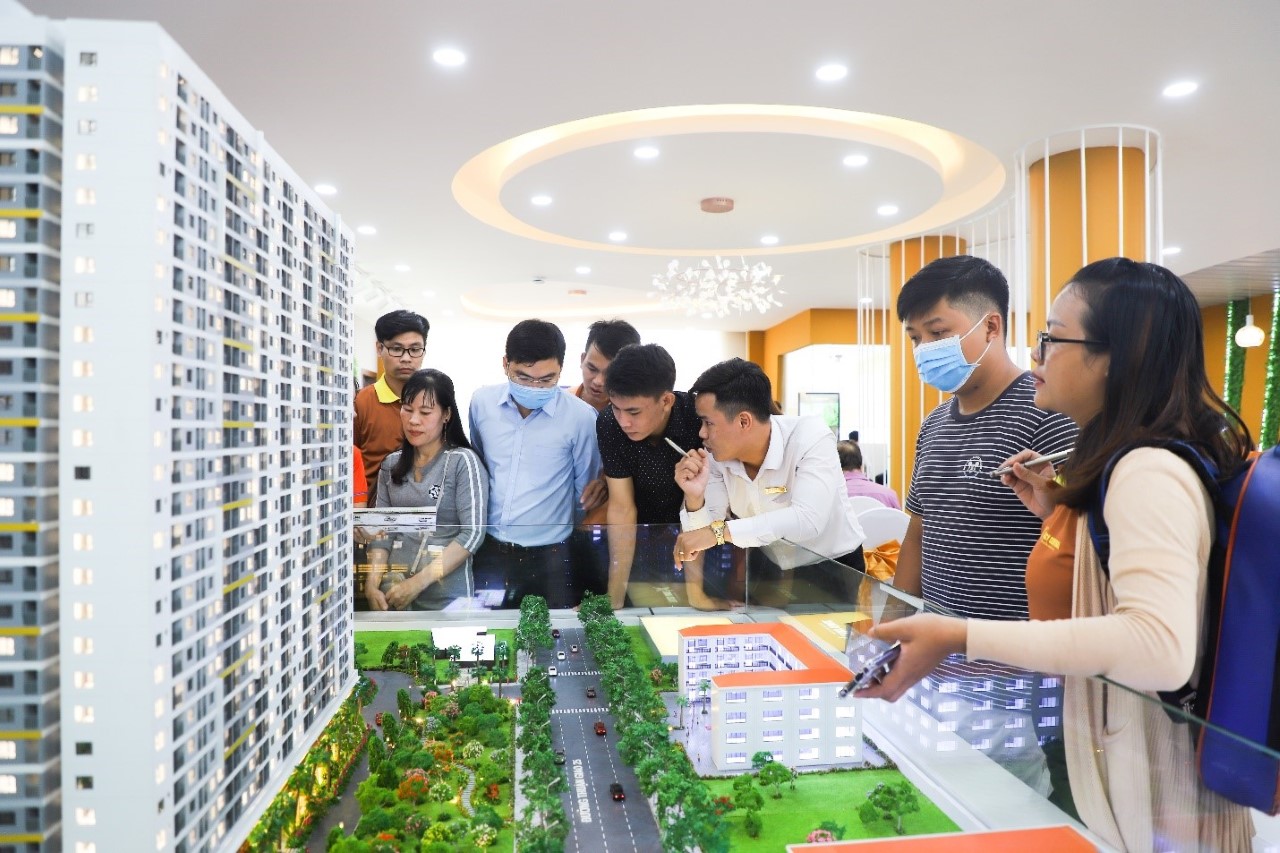 Kh&aacute;ch h&agrave;ng t&igrave;m hiểu căn hộ tại B&igrave;nh Dương