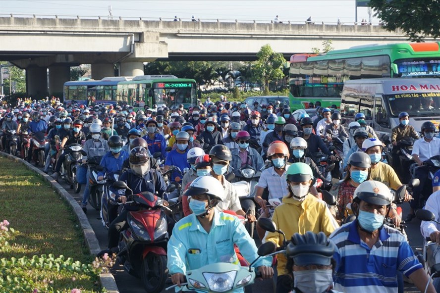 kẹt xe với rất nhiều &ocirc; t&ocirc; v&agrave; xe m&aacute;y
