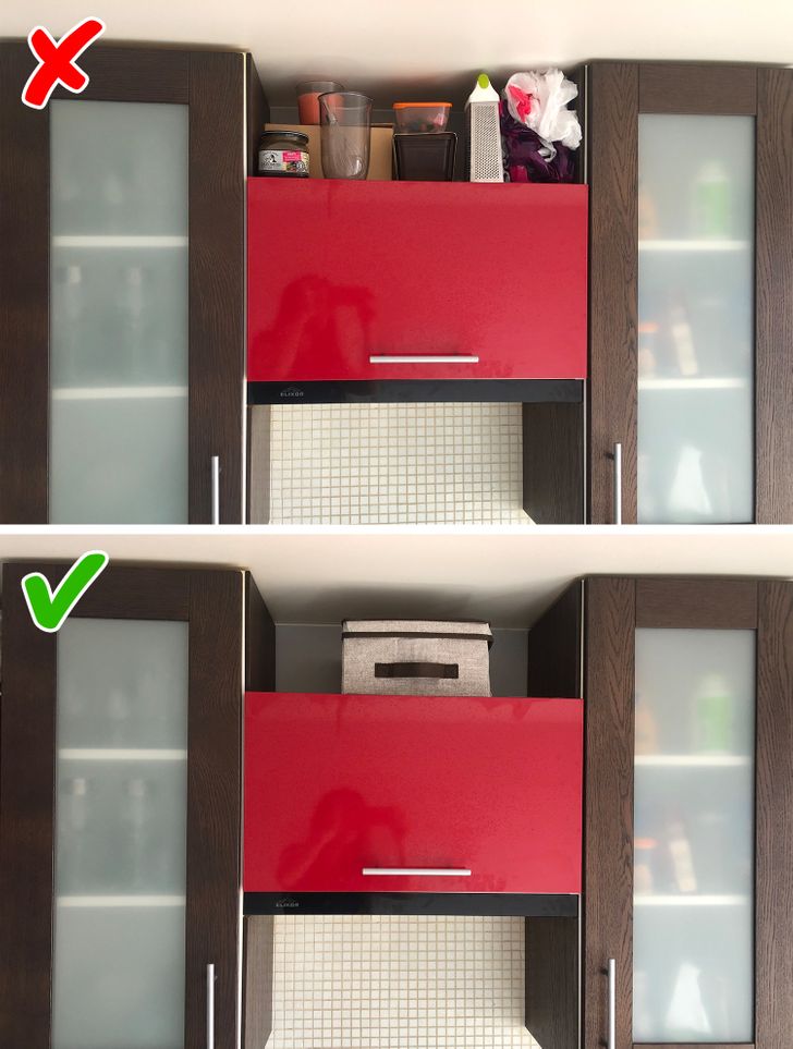 Có thể tận dụng khoảng trống giữa tủ bếp trên với trần nhà để đặt hộp đựng đồ.