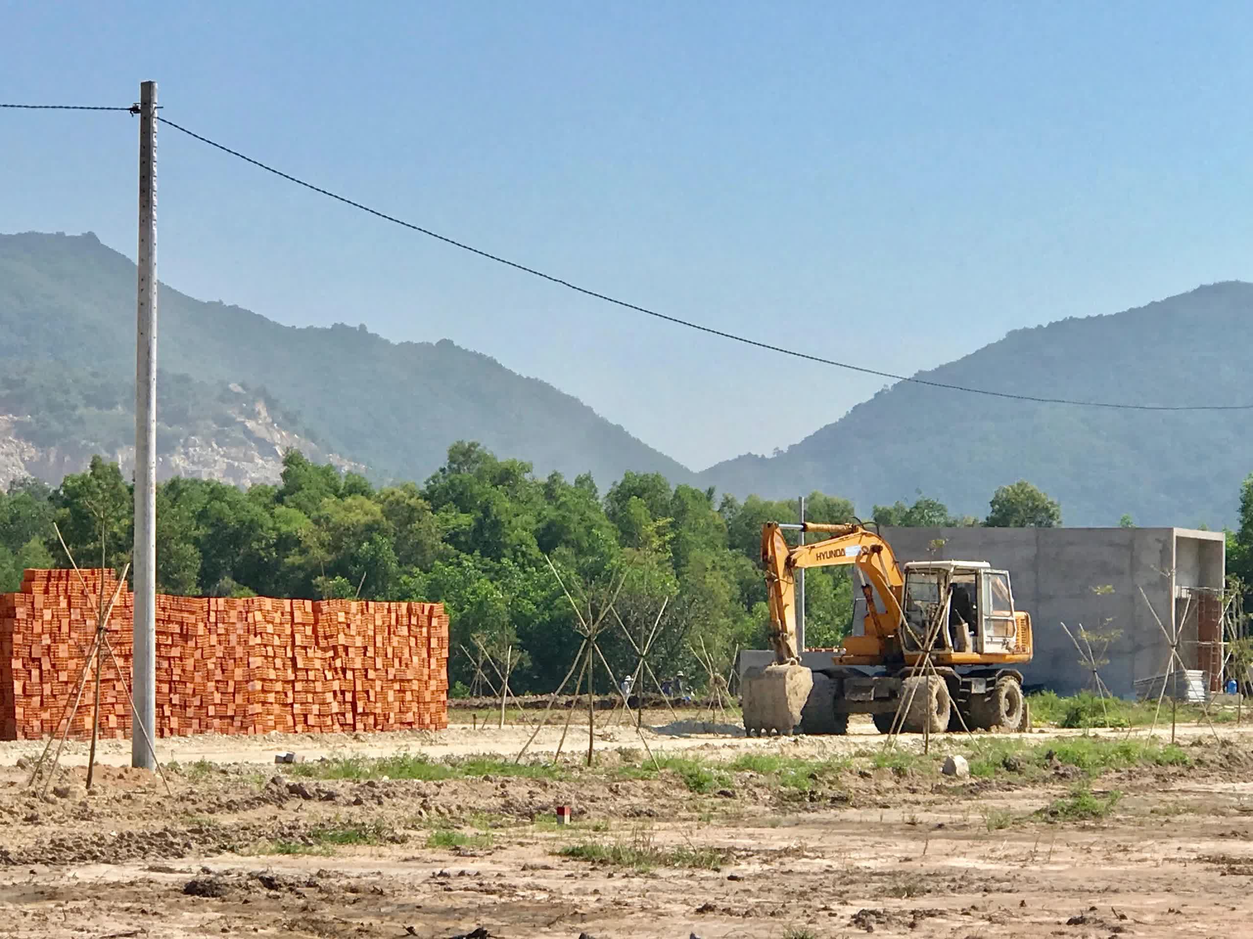 máy xúc và khu đất trống