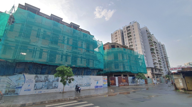 toà nhà cao tầng đang xây dựng