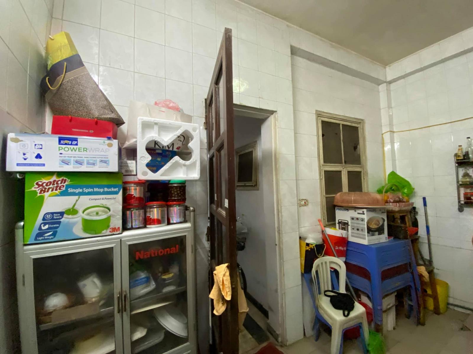 b&ecirc;n trong căn ph&ograve;ng đang mở cửa c&oacute; đồ đạc chất cao