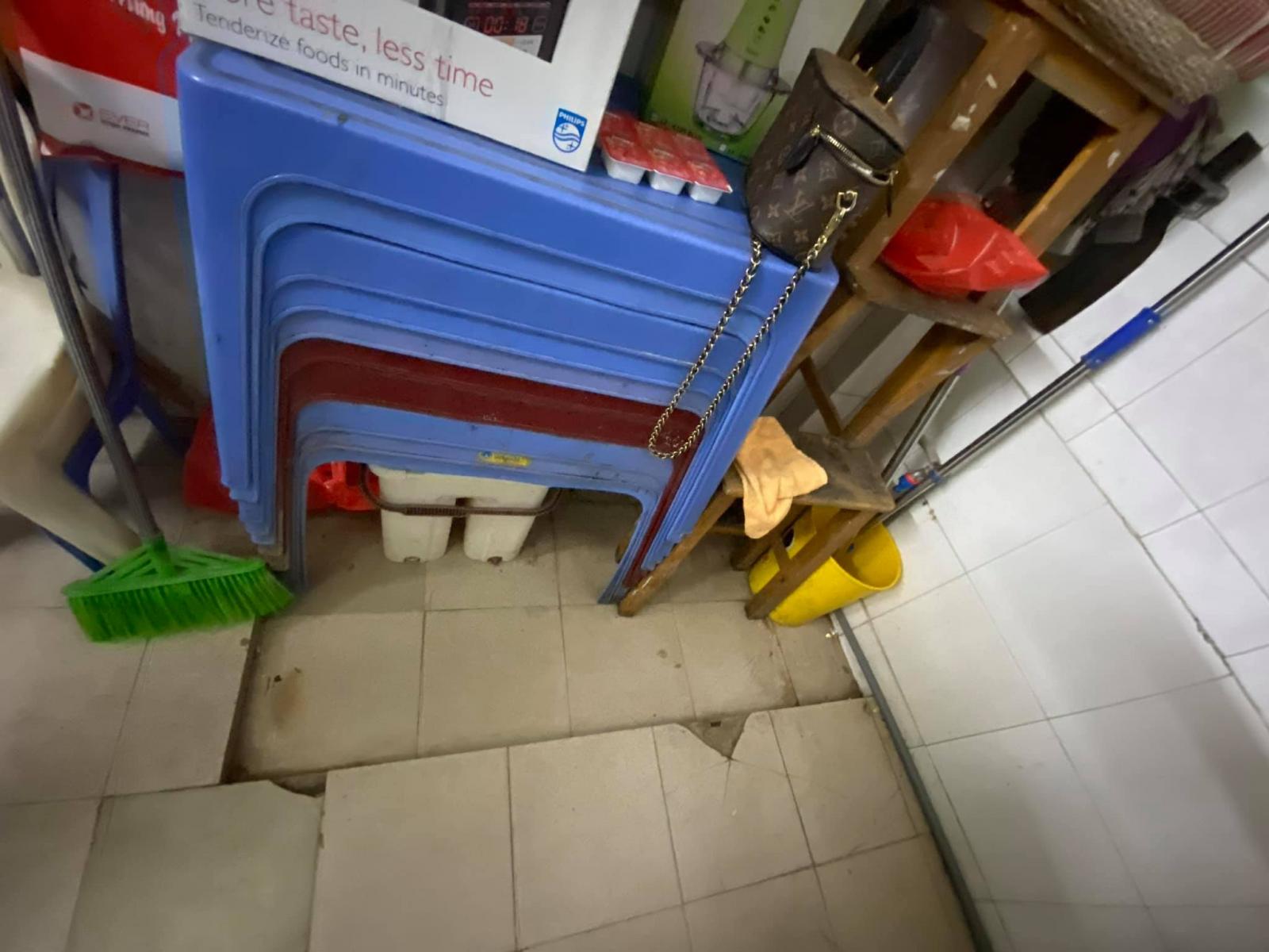 nhiều chiếc b&agrave;n xếp chồng, nền đ&aacute; hoa vỡ