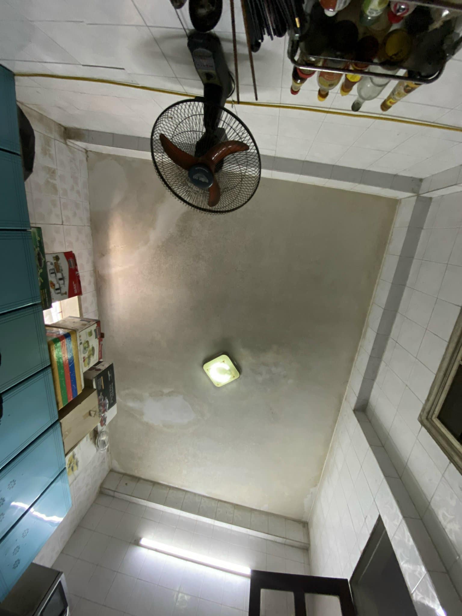 trần nh&agrave; nh&igrave;n từ dưới