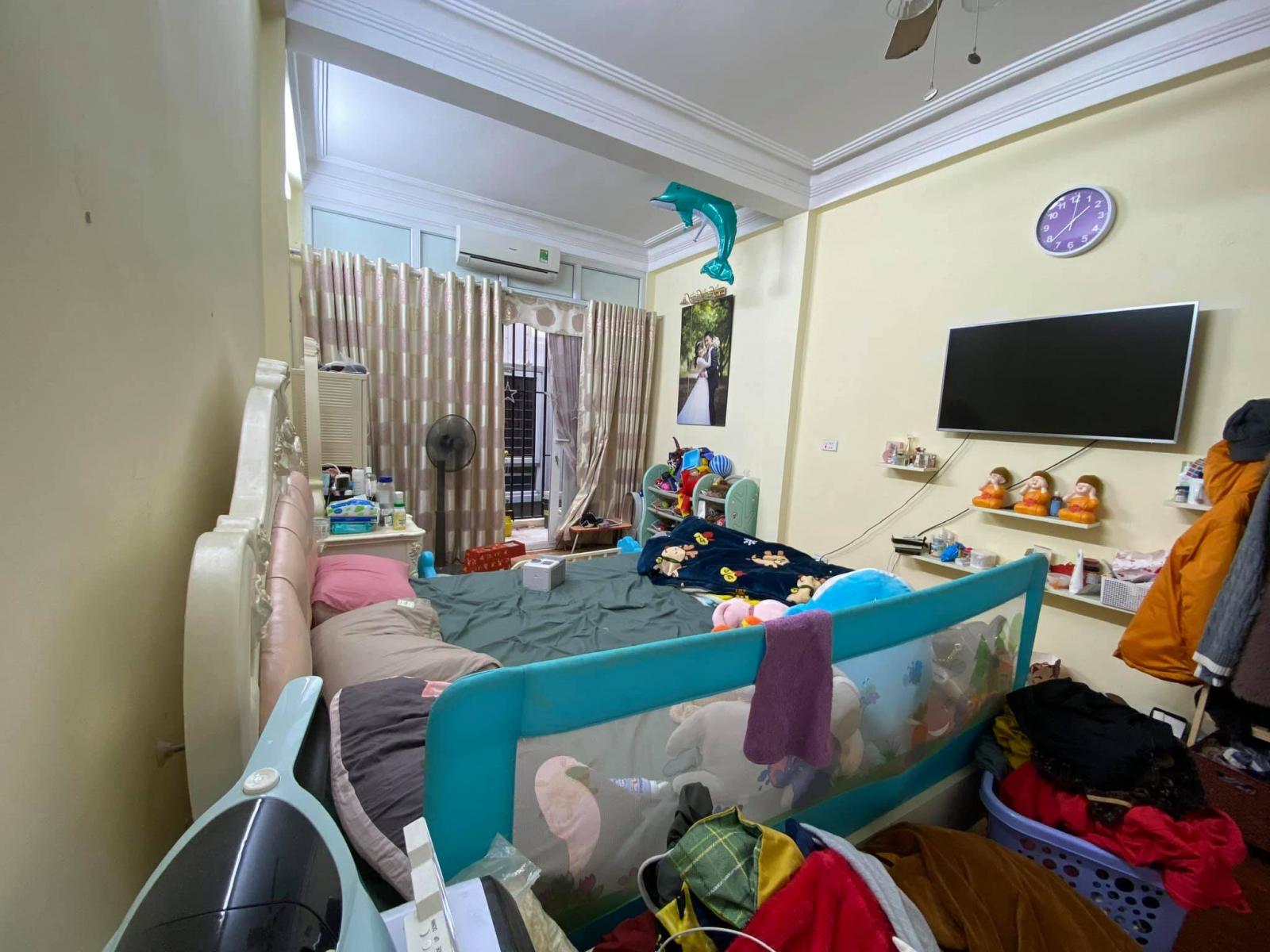 ph&ograve;ng ngủ c&oacute; giường, tivi v&agrave; rất nhiều đồ đạc lộn xộn