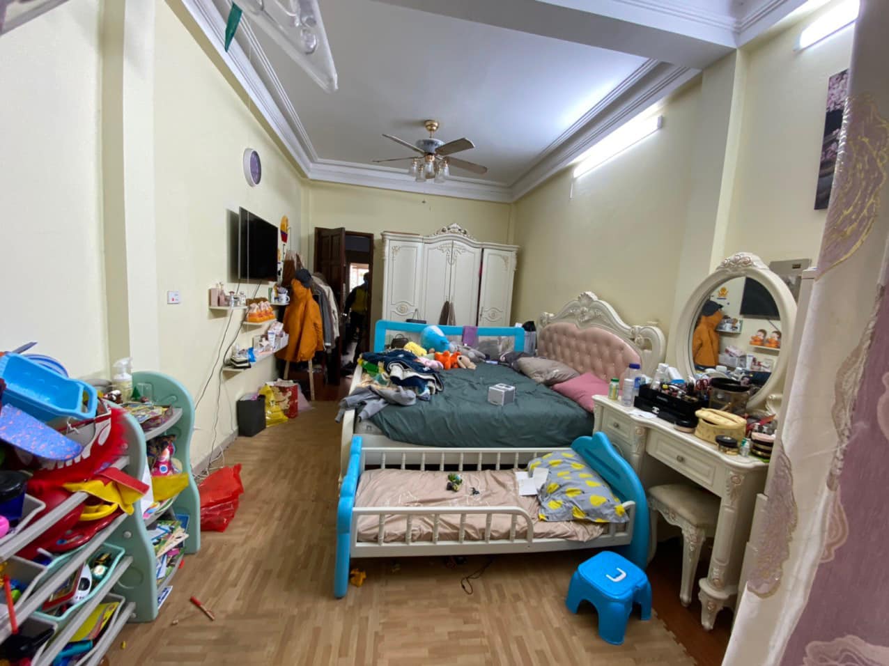 2 giường ngủ, tủ v&agrave; nhiều đồ đạc trong ph&ograve;ng