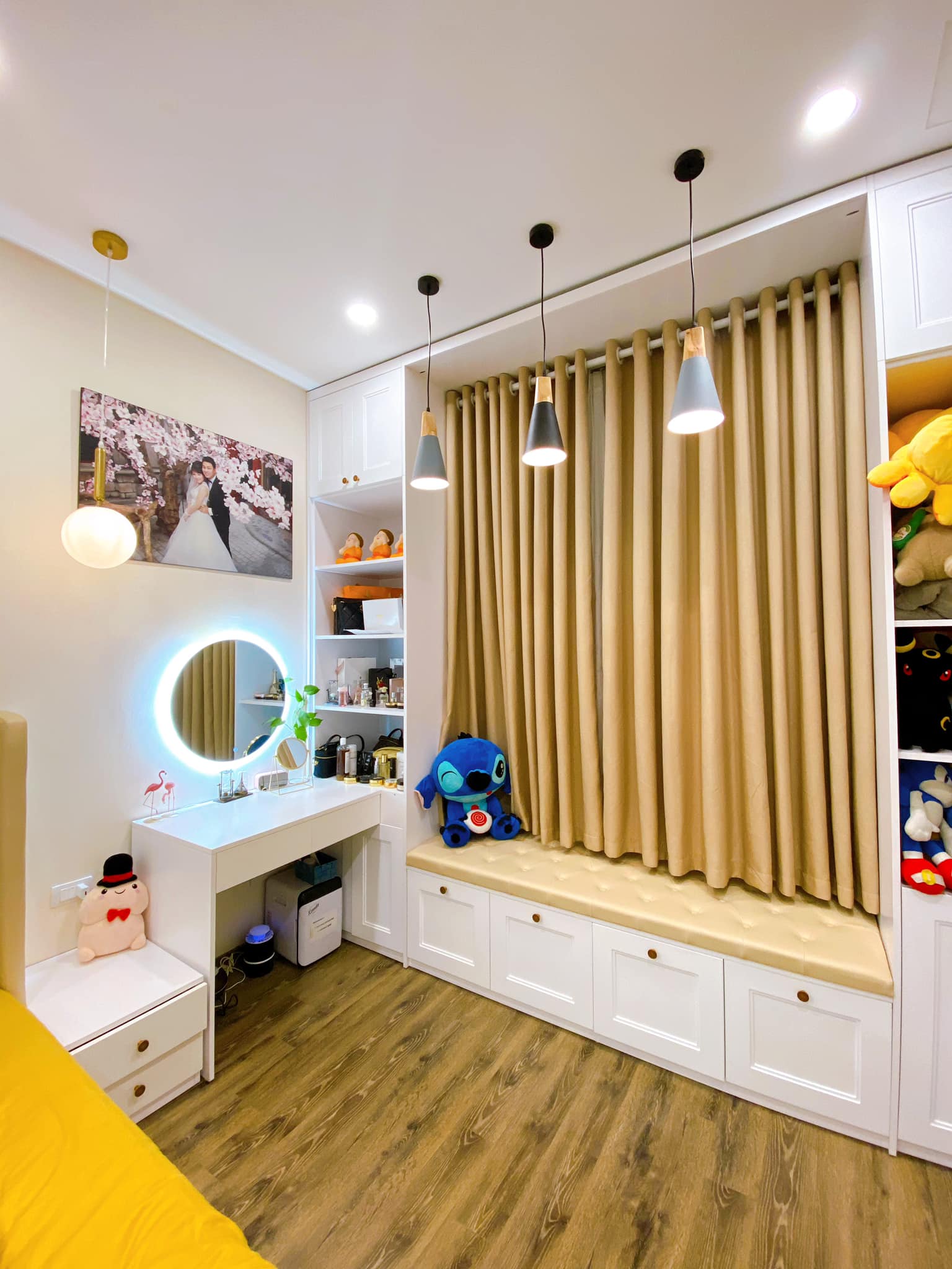 khu b&agrave;n trang điểm v&agrave; g&oacute;c đọc s&aacute;ch