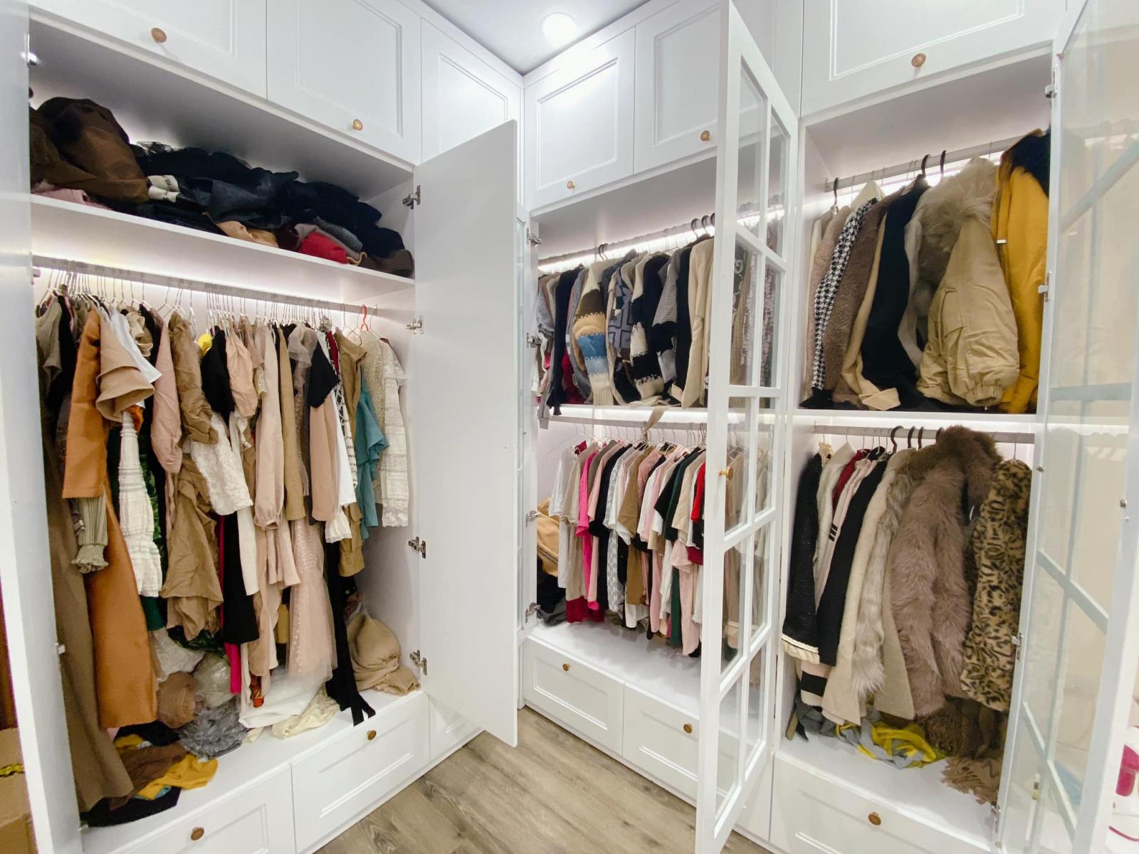 tủ quần &aacute;o với rất nhiều quần &aacute;o