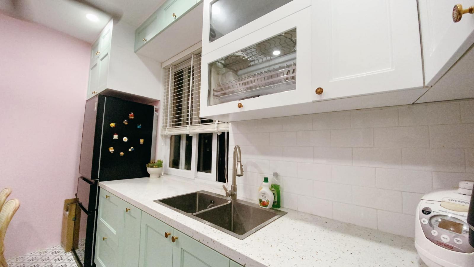 tủ lạnh, kệ bếp ở gần cửa sổ