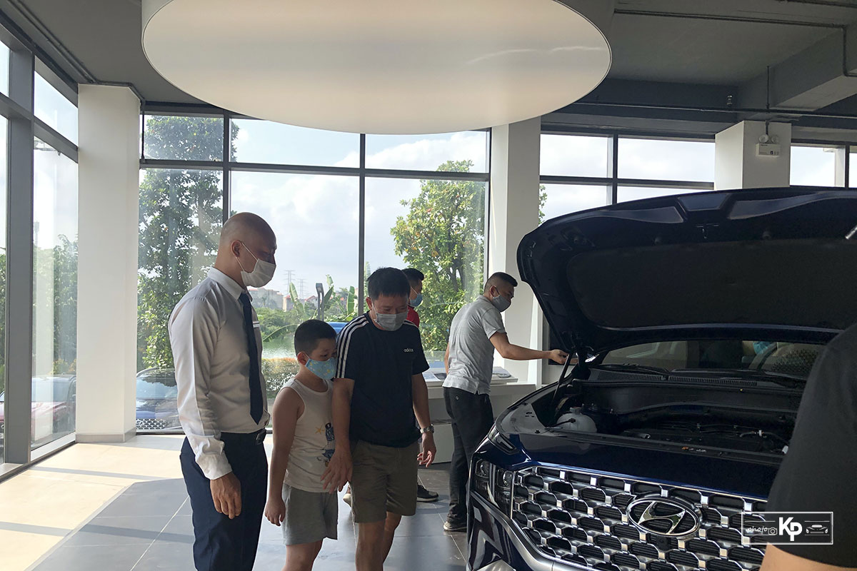 Hyundai Santa Fe 2021 về đại l&yacute;, kh&aacute;ch k&eacute;o đến &ldquo;sờ&rdquo; đ&ocirc;ng k&iacute;n, chốt đơn li&ecirc;n tục khi được l&aacute;i thử a6
