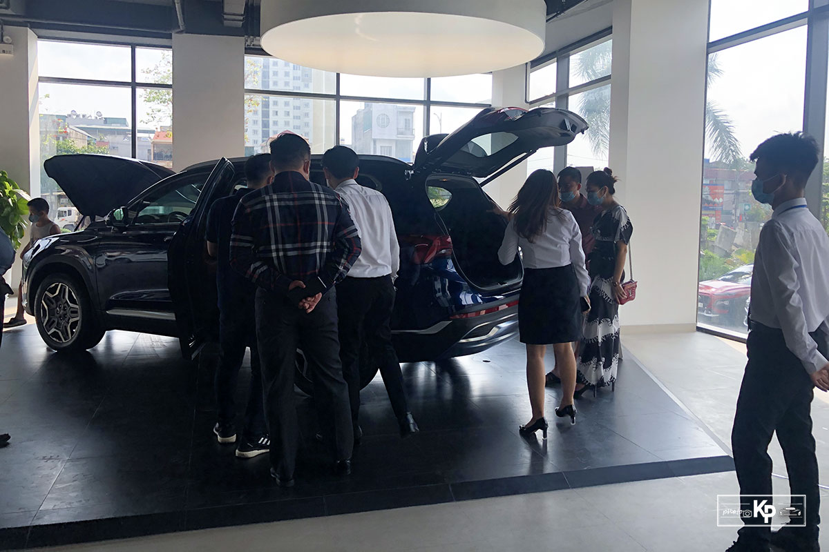 Hyundai Santa Fe 2021 về đại l&yacute;, kh&aacute;ch k&eacute;o đến &ldquo;sờ&rdquo; đ&ocirc;ng k&iacute;n, chốt đơn li&ecirc;n tục khi được l&aacute;i thử a1