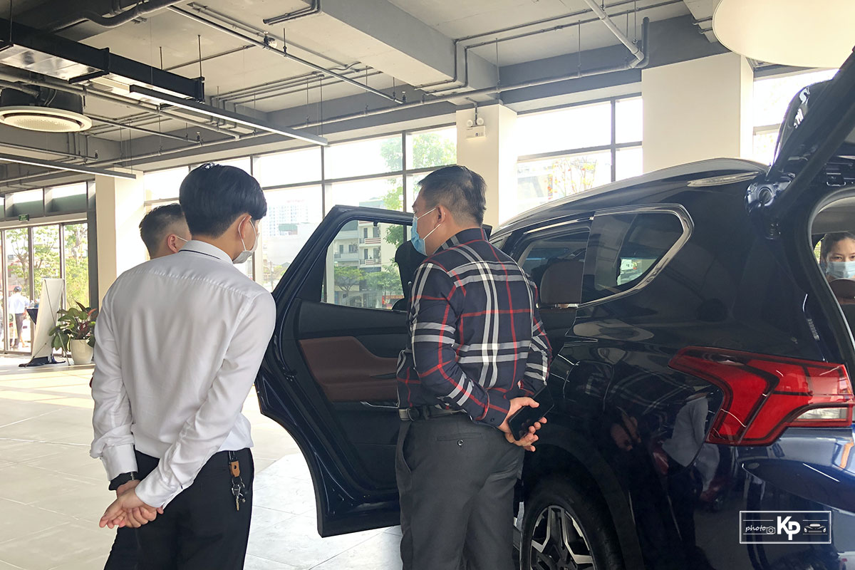 Hyundai Santa Fe 2021 về đại l&yacute;, kh&aacute;ch k&eacute;o đến &ldquo;sờ&rdquo; đ&ocirc;ng k&iacute;n, chốt đơn li&ecirc;n tục khi được l&aacute;i thử a3