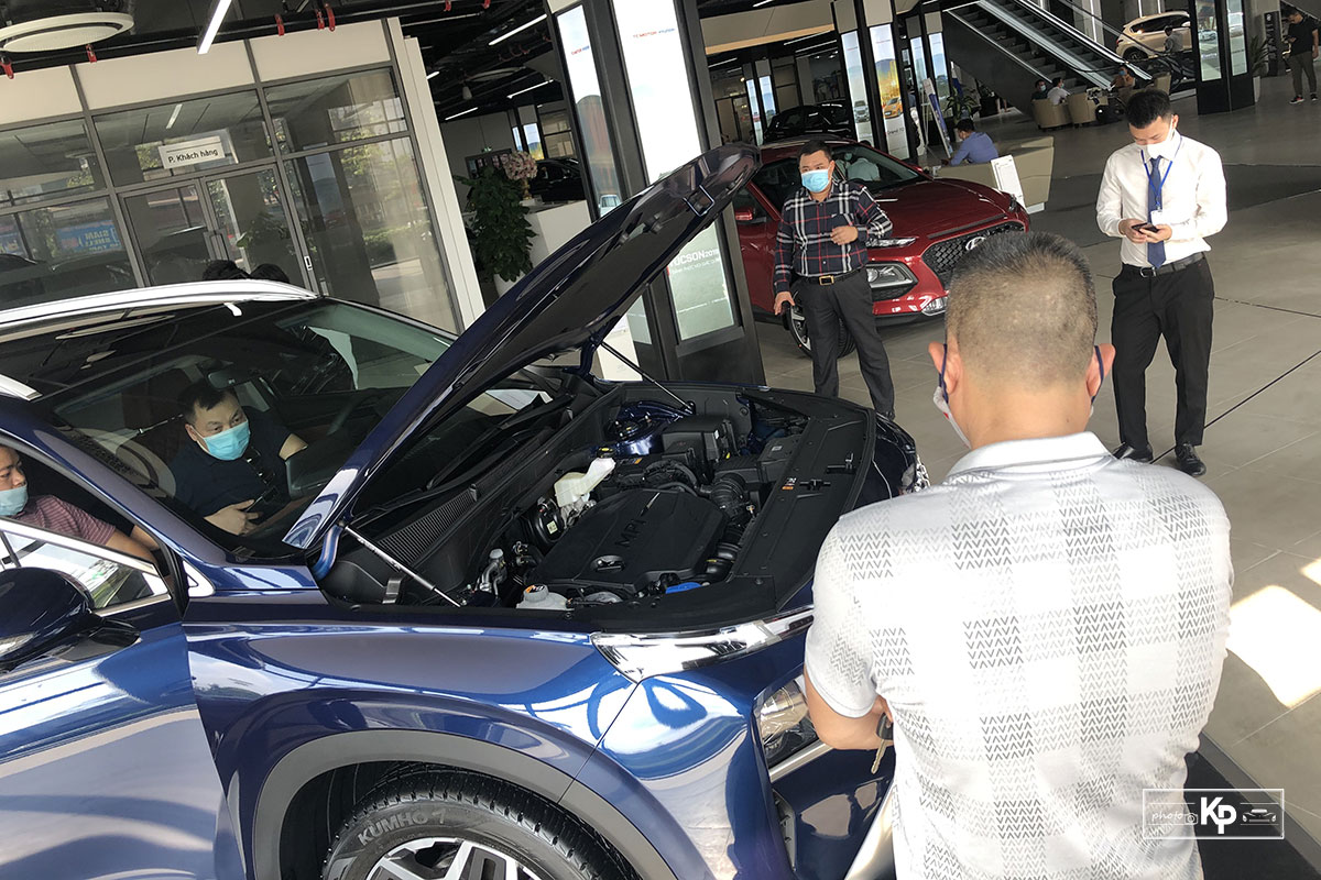 Hyundai Santa Fe 2021 về đại l&yacute;, kh&aacute;ch k&eacute;o đến &ldquo;sờ&rdquo; đ&ocirc;ng k&iacute;n, chốt đơn li&ecirc;n tục khi được l&aacute;i thử a2