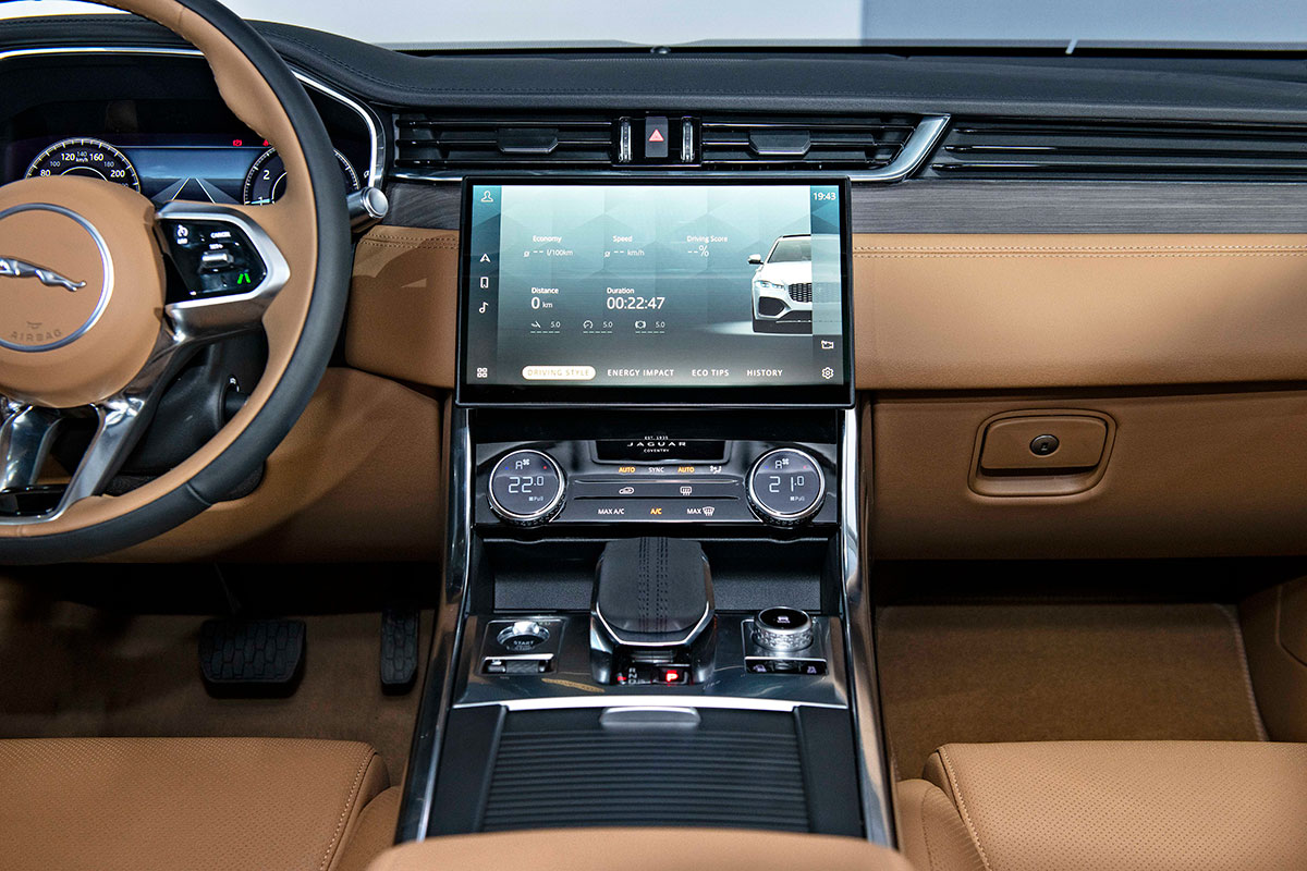 Jaguar XF và Jaguar F-Pace 2021 ra mắt, sẵn sàng đến tay khách hàng Việt a8