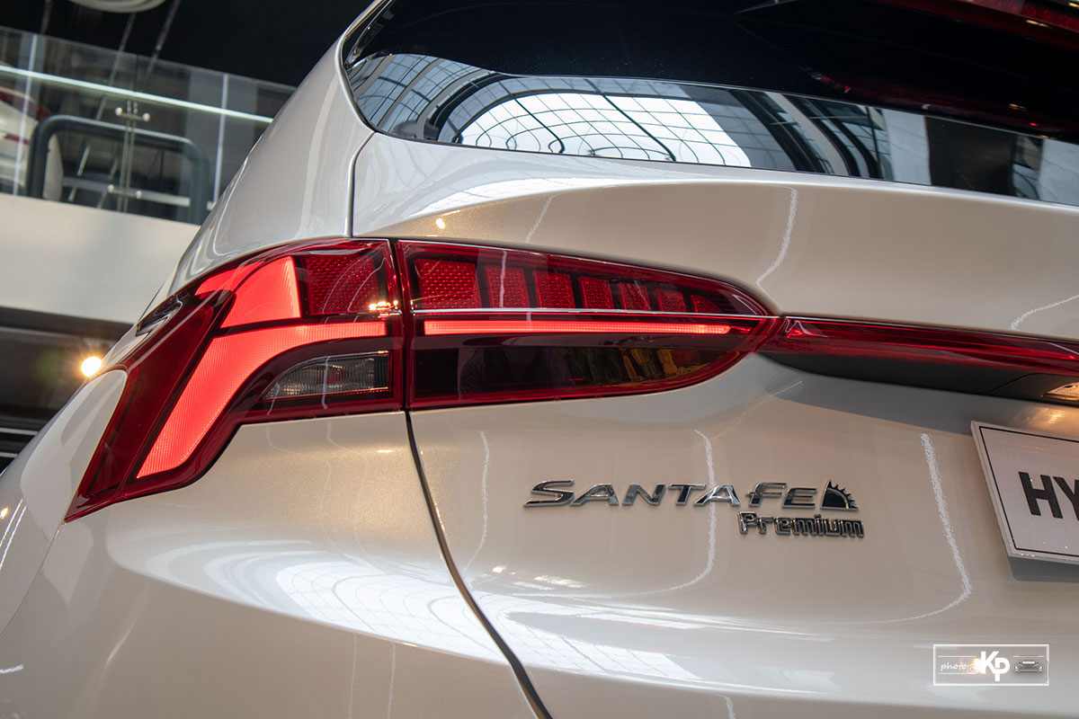 Ảnh Đ&egrave;n hậu xe Hyundai Santa Fe 2021