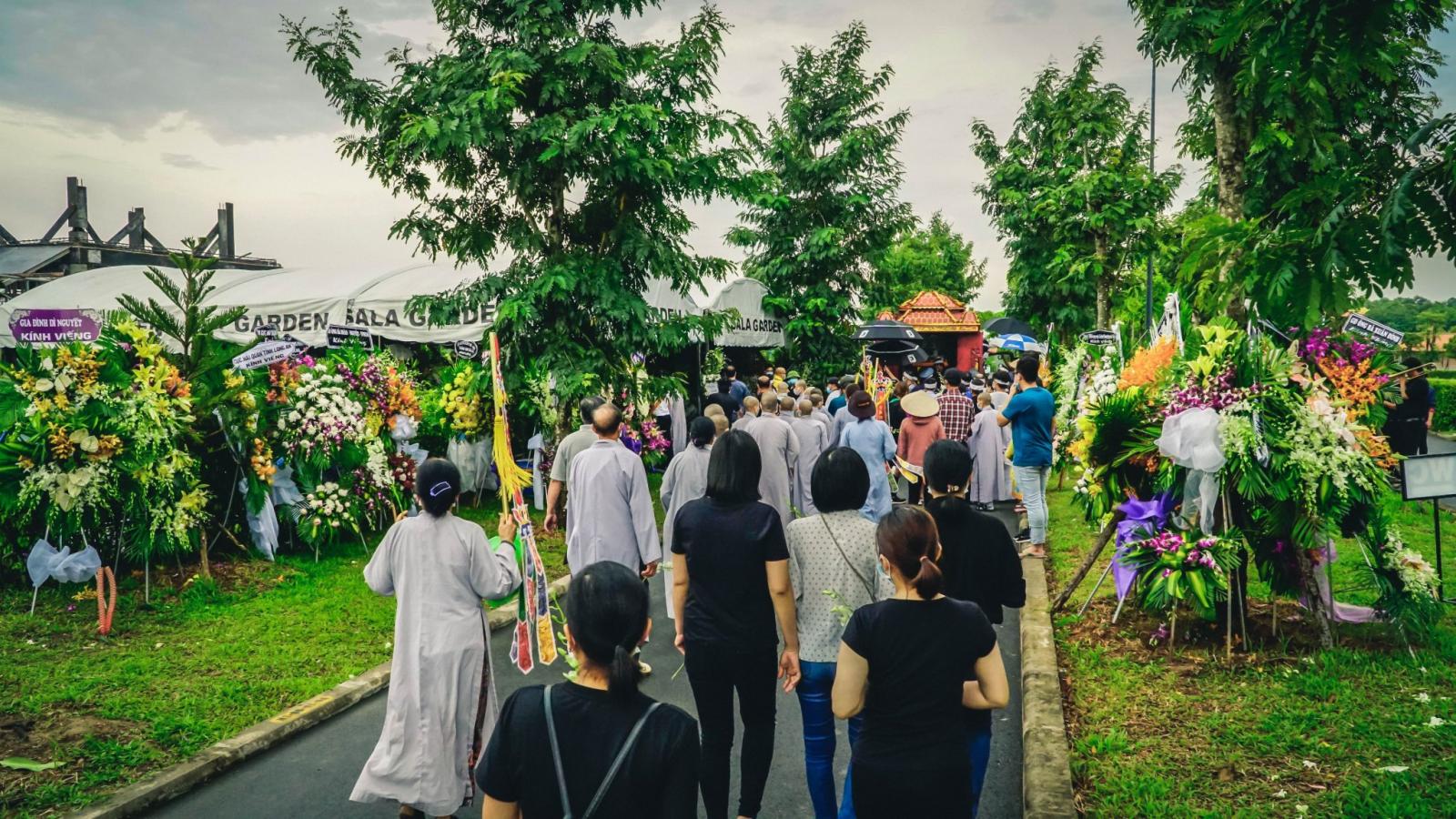 Đo&agrave;n người đến thăm viếng tại nghĩa trang Sala Garden