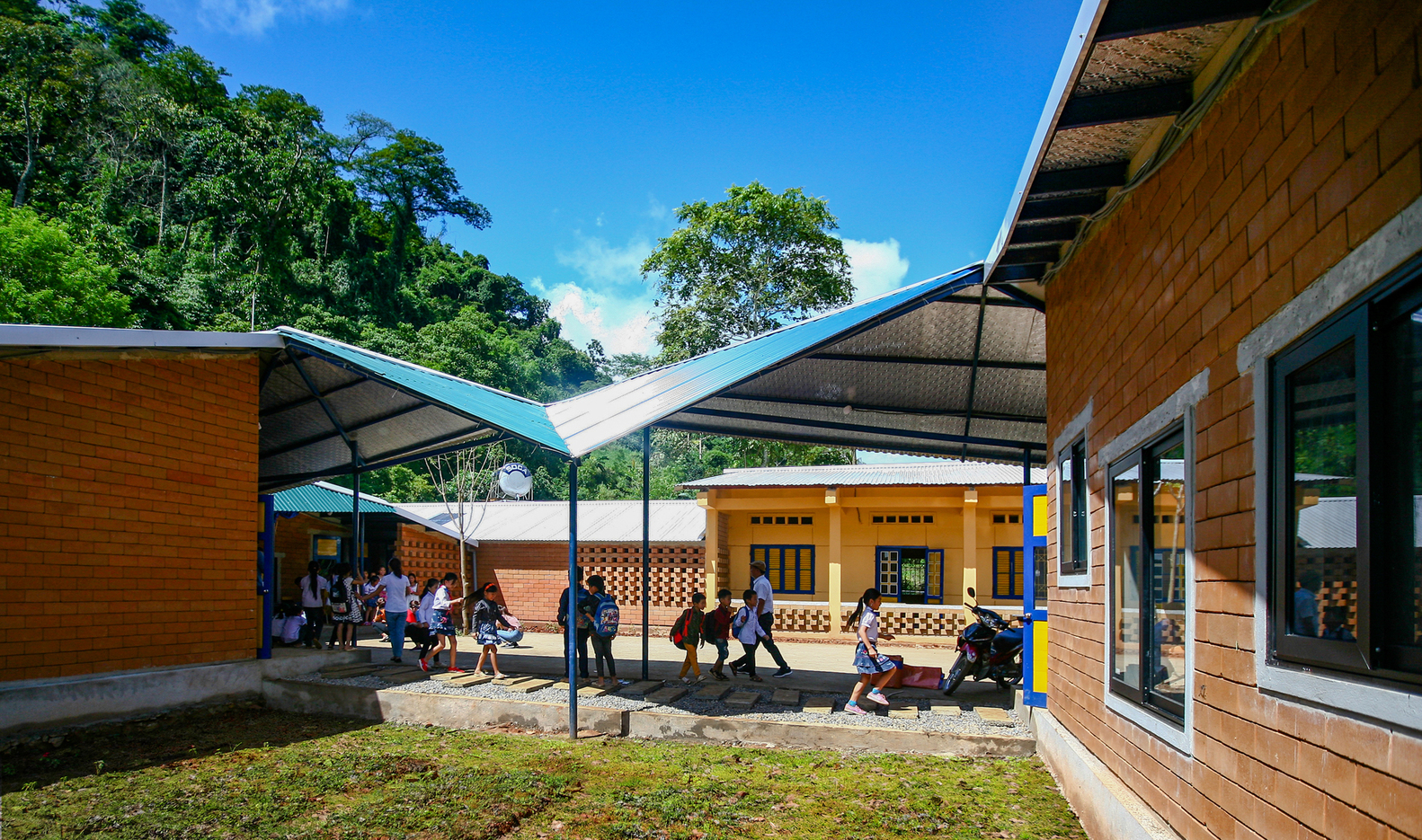 hình ảnh học sinh tiểu học bước đi trong sân trường Bản Lỷ