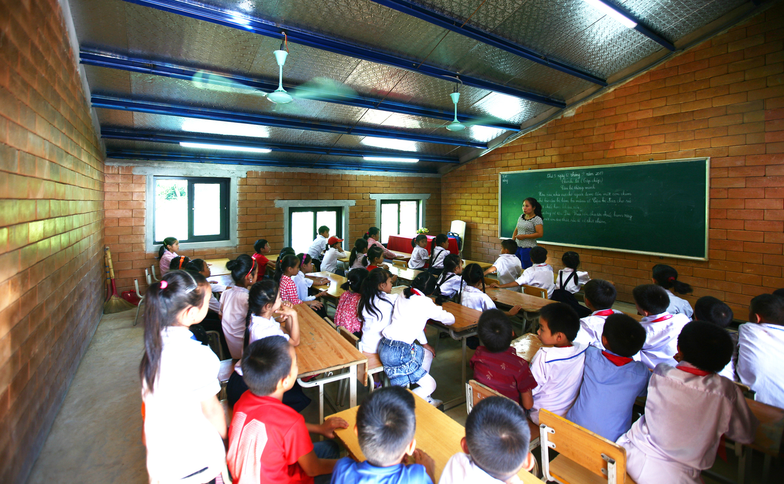 Không gian bên trong lớp học tiểu học