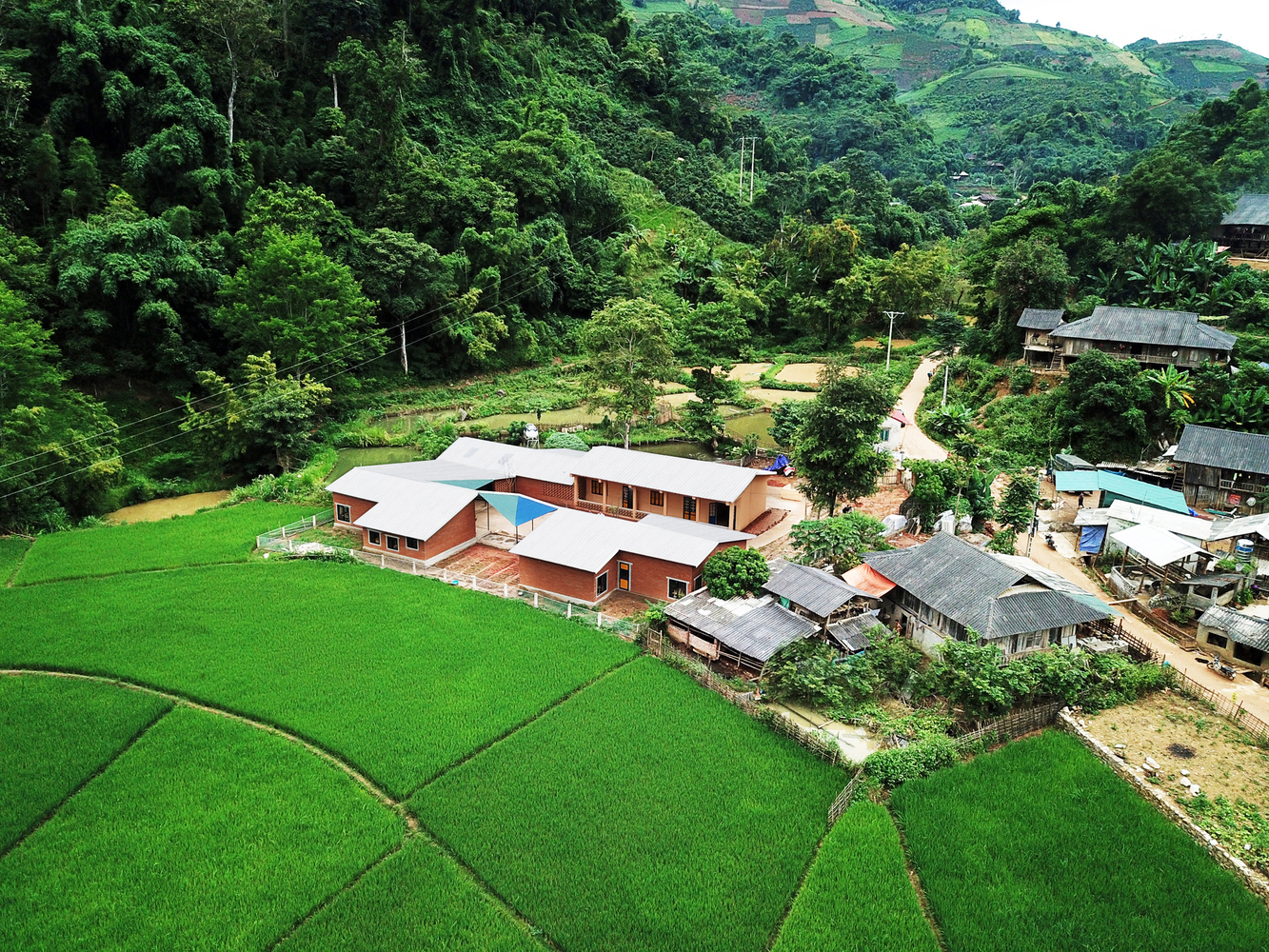 Điểm trường Bản Lỷ trông thật sinh động, hút mắt khi nhìn từ xa, ruộng lúa xanh mướt, núi đồi bao quanh