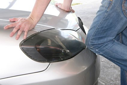Kiểm tra hệ thống giảm x&oacute;c bằng c&aacute;ch nhấn phần đầu xe.
