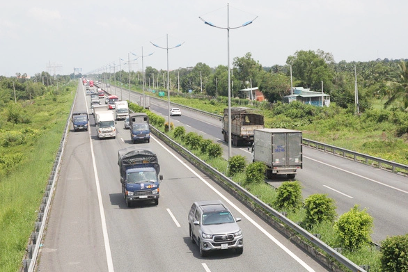 h&igrave;nh ảnh &ocirc; t&ocirc; đang lưu th&ocirc;ng tr&ecirc;n cao tốc