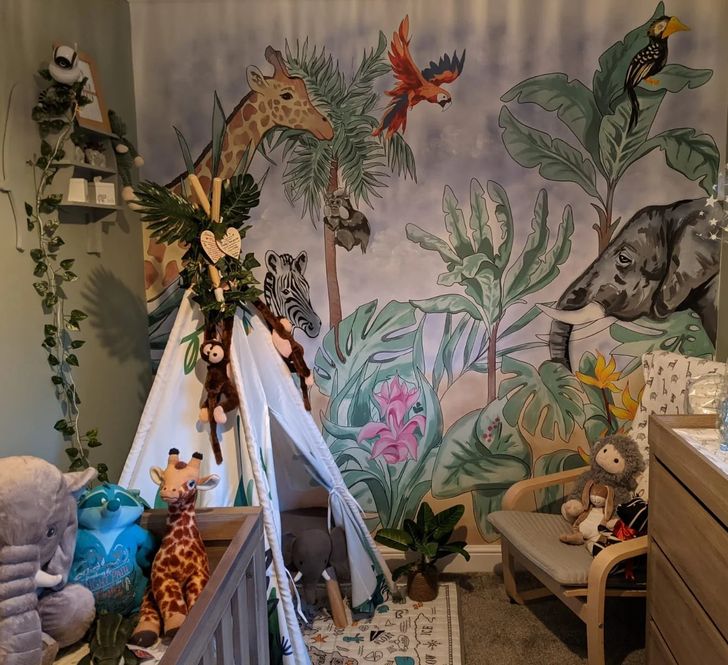 Bên cạnh đó, bạn cũng có thể decor phòng của trẻ với tranh tường thiên nhiên sinh động.