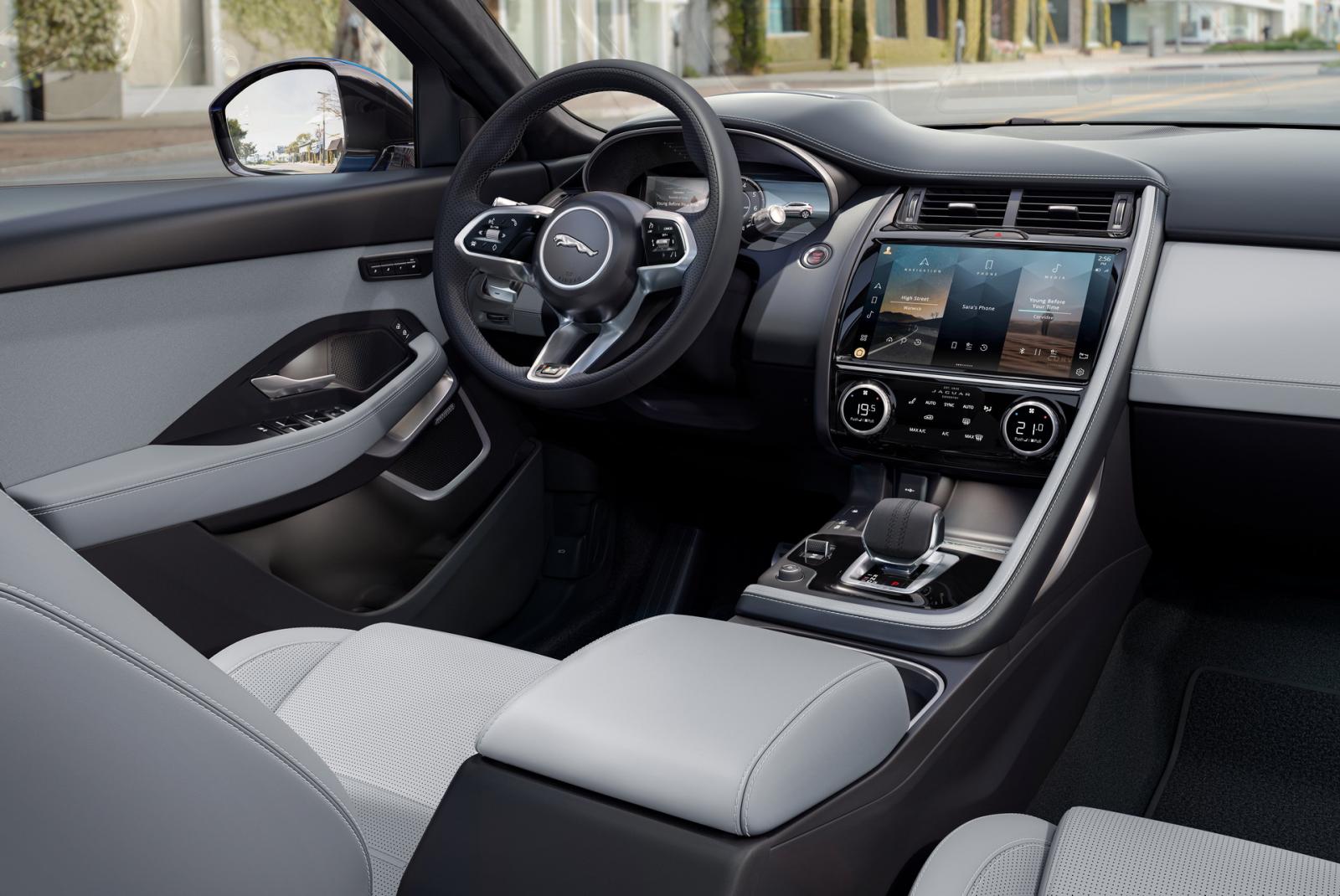 Jaguar E-Pace 2021 R-Dynamic Black Edition sang trọng, tối tân và tiện nghi.
