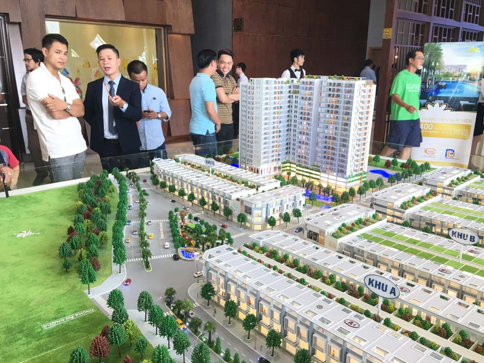 Nh&agrave; đầu tư t&igrave;m hiểu dự &aacute;n chung cư