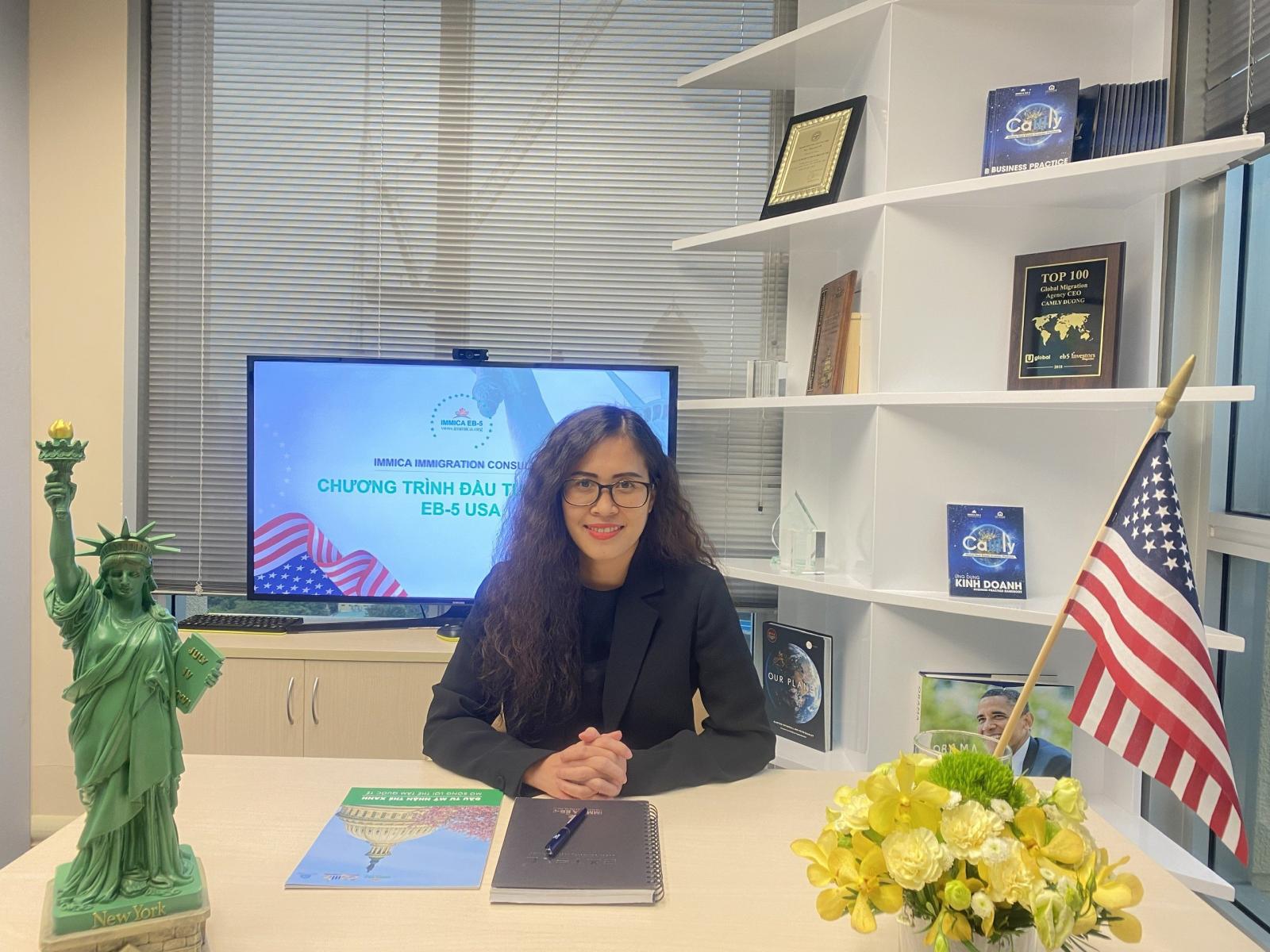 Ms. Nh&agrave;i Nguyễn - Cố vấn đầu tư Immica tại b&agrave;n l&agrave;m việc