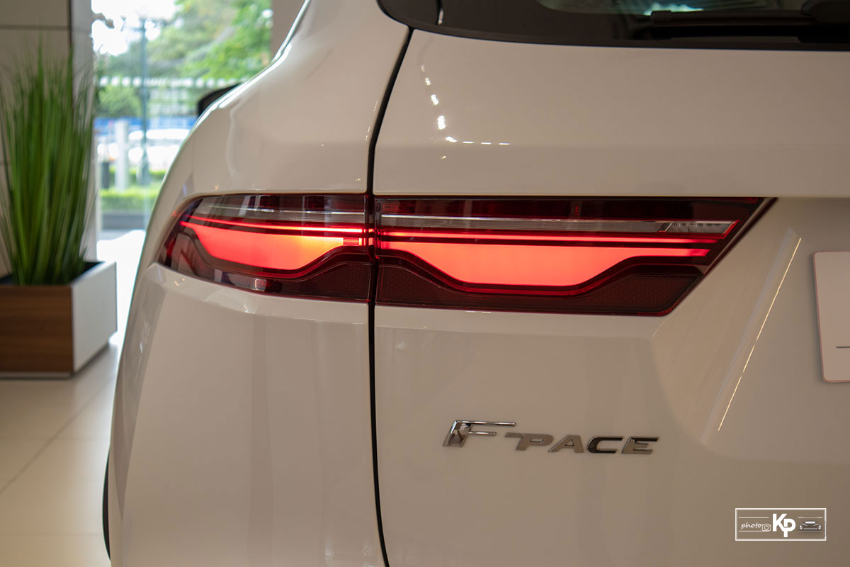 Ảnh Đ&egrave;n hậu xe Jaguar F-Pace 2021