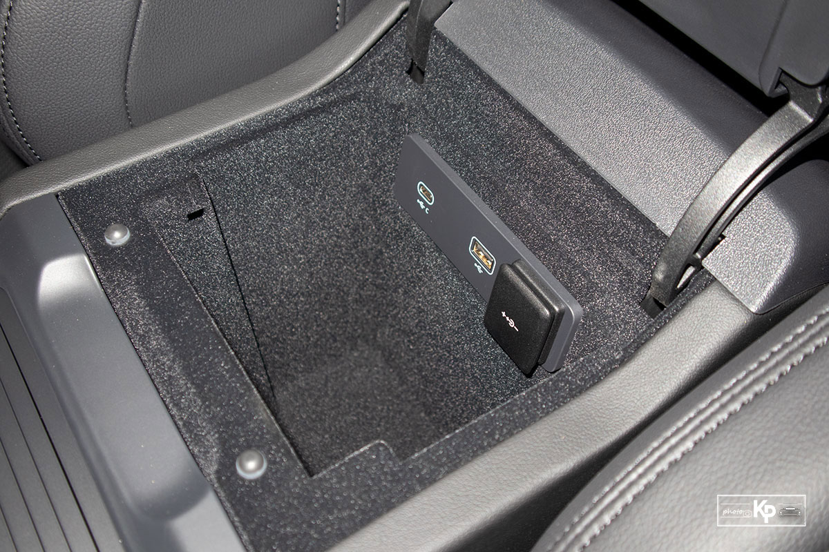 Ảnh Ổ cắm USB xe Jaguar F-Pace 2021