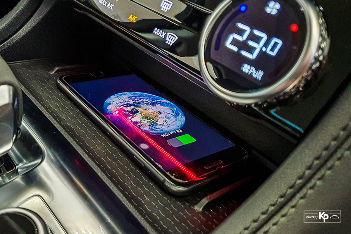 Ảnh Sạc kh&ocirc;ng d&acirc;y xe Jaguar F-Pace 2021