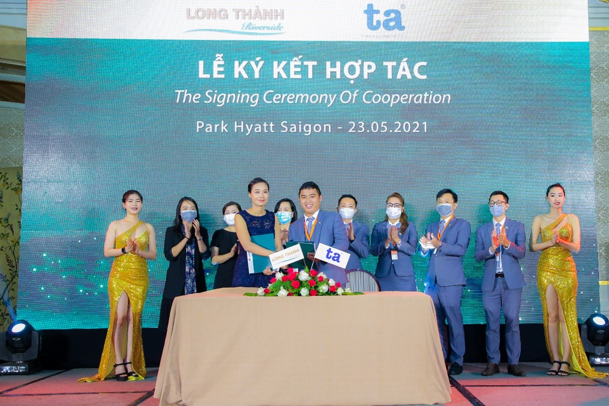 nhiều người đang đứng trên sân khấu