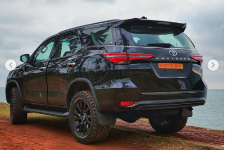 Toyota Fortuner 2021 Facelift "full đen" lần đầu lộ diện - Ảnh 1.
