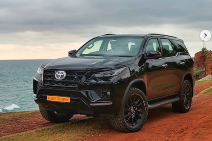 Toyota Fortuner 2021 Facelift "full đen" lần đầu lộ diện.