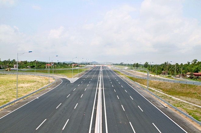 tuyến đường cao tốc, hai b&ecirc;n c&oacute; c&acirc;y xanh