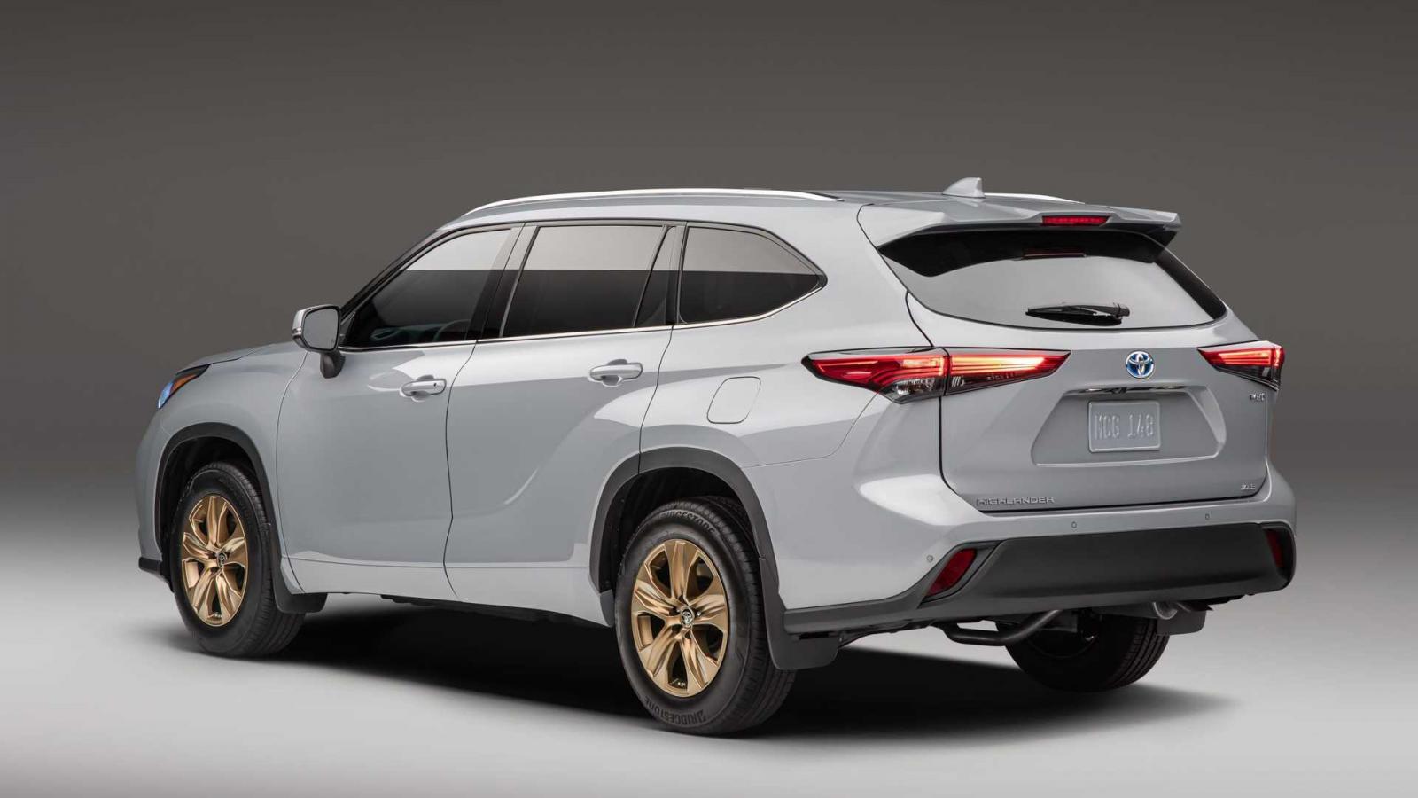 Toyota Highlander 2022 Bronze Edition cuốn hút từ mọi góc nhìn.