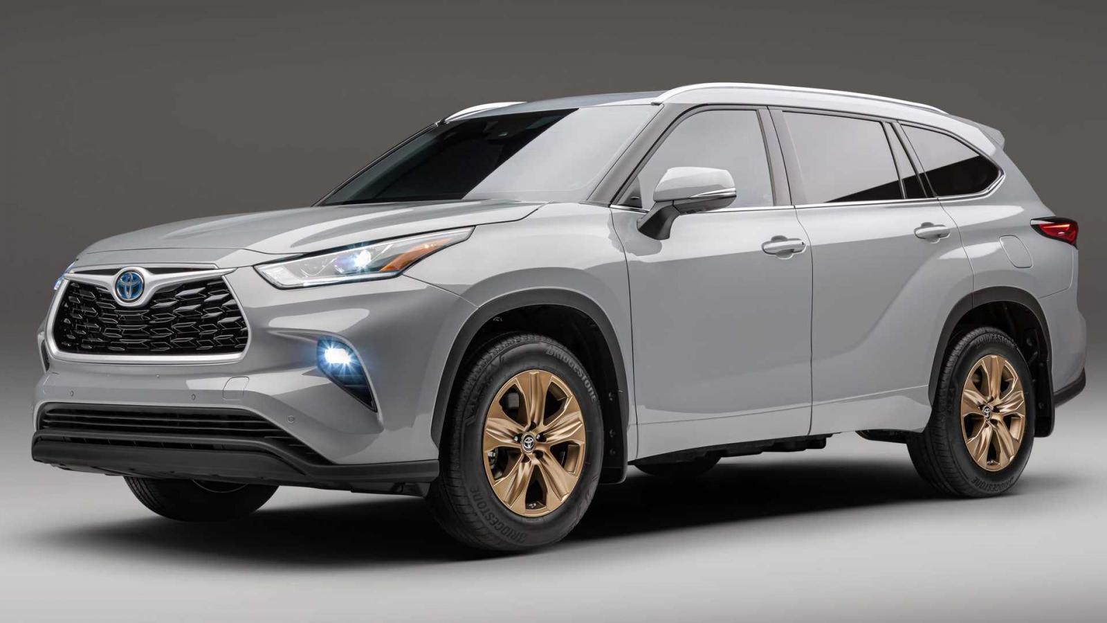 Toyota Highlander 2022 Bronze Edition bắt mắt với trang trí vàng đồng.