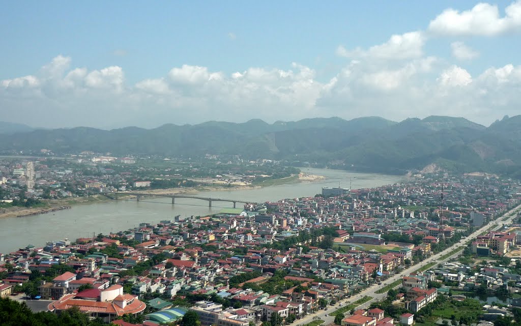 thành phố nhiều công trình xây dựng nằm hai bên sông