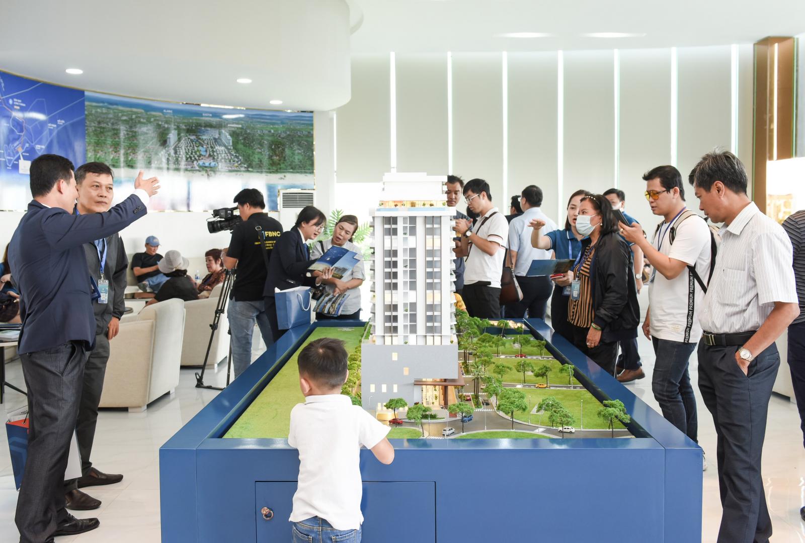 Nhiều người xem dự &aacute;n chung cư