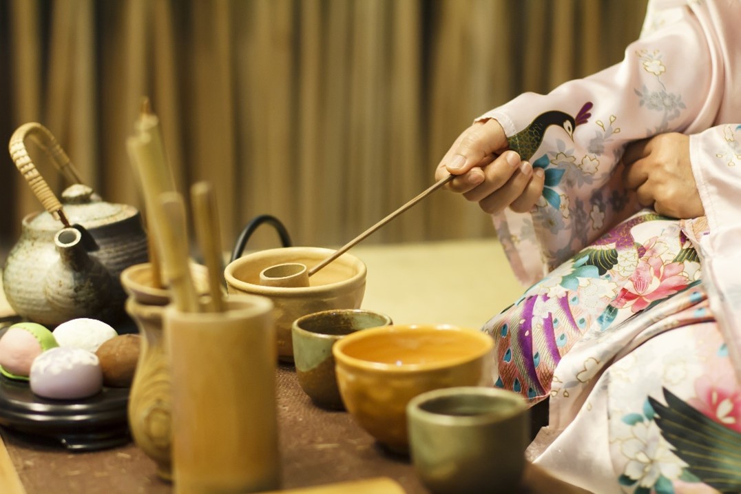 b&agrave;n tay cầm cốc pha tr&agrave;