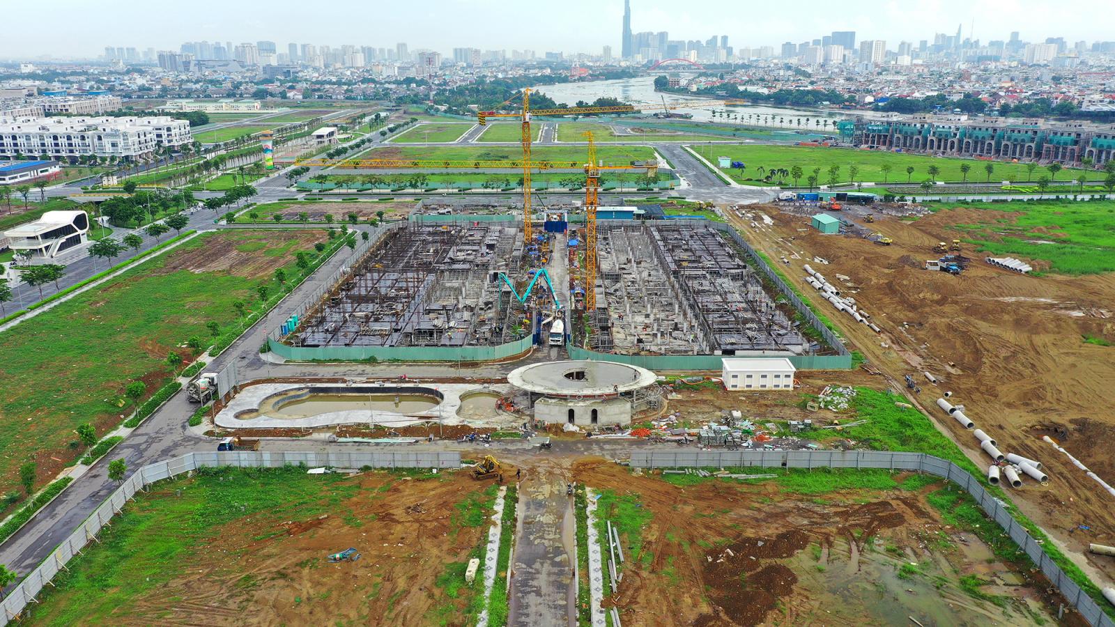 khu đất trống b&ecirc;n cạnh c&oacute; c&ocirc;ng tr&igrave;nh đang x&acirc;y dựng