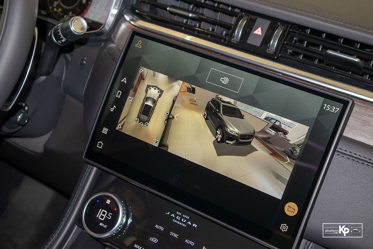 Màn hình giải trí trên xe Jaguar F-Pace 2021.
