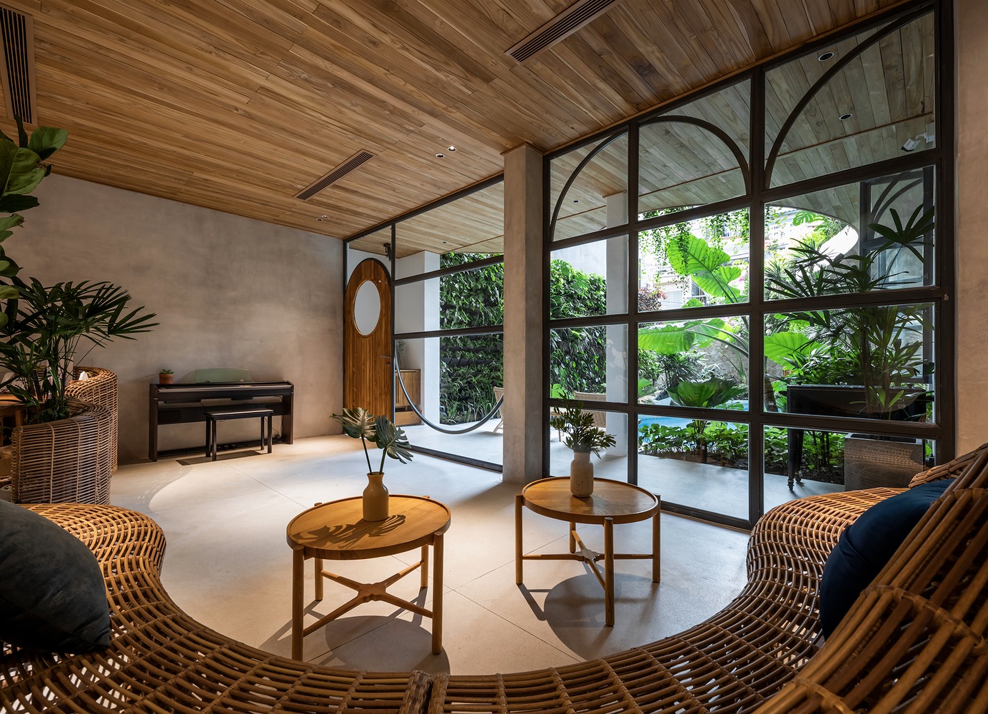 Mỗi căn hộ được coi như một ngôi nhà với thiết kế nội thất tối giản, tạo cảm giác thư giãn, thoải mái cho người dùng. Đơn vị thiết kế sử dụng các vật liệu thân thiện với môi trường và các vật liệu thủ công truyền thống như gỗ tái sinh tự nhiên, mây, đá mài, bê tông nhẹ... nhằm thúc đẩy sự tương tác giữa con người và thiên nhiên.