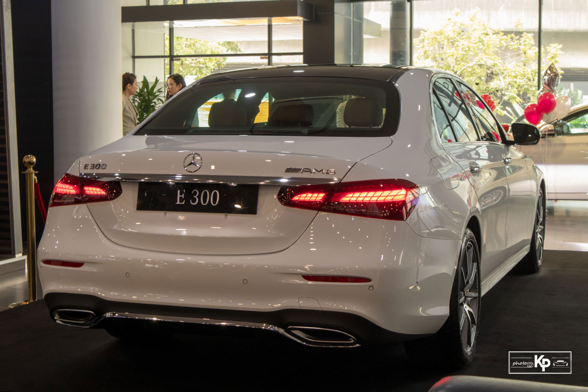 Rẻ hơn BMW 530i M-Sport 300 triệu đồng, Mercedes-Benz E300 AMG 2021 có gì hấp dẫn? a115