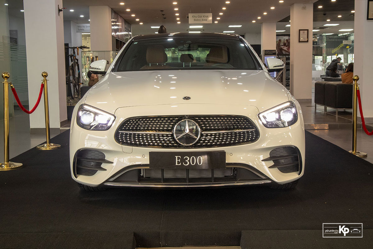 Rẻ hơn BMW 530i M-Sport 300 triệu đồng, Mercedes-Benz E300 AMG 2021 có gì hấp dẫn? a7