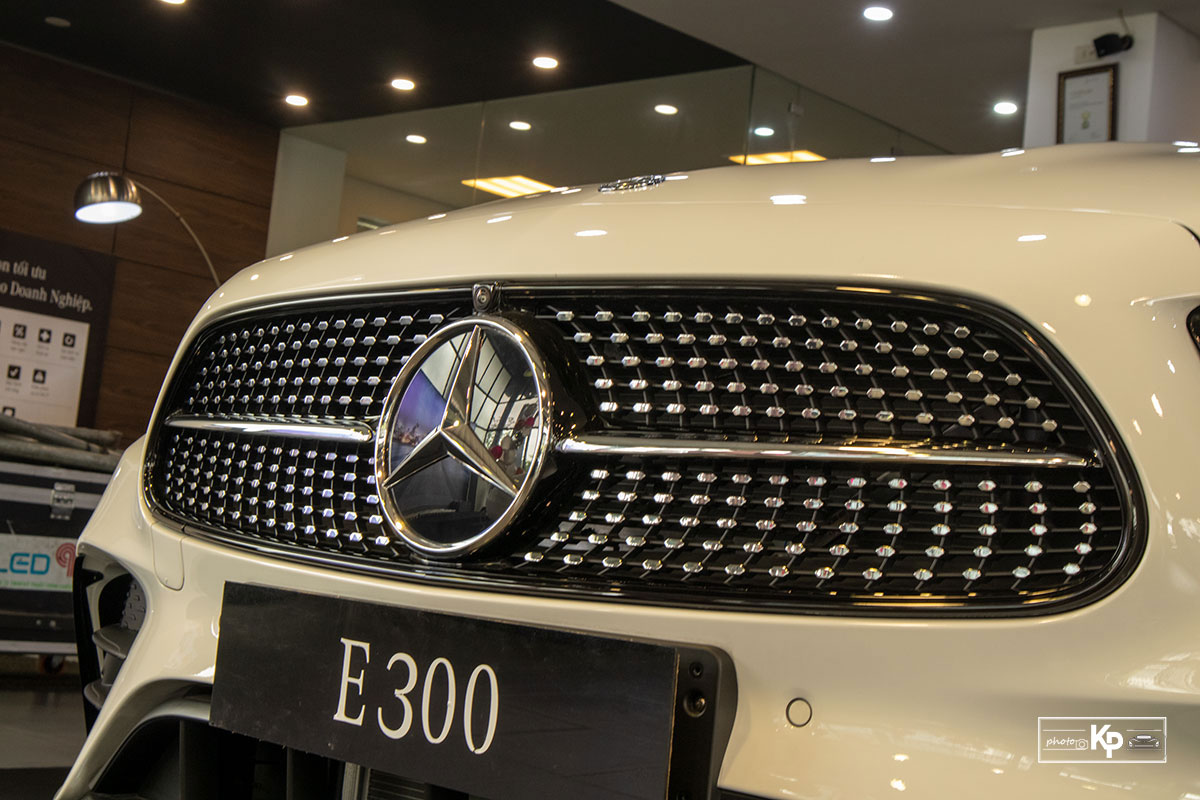 Rẻ hơn BMW 530i M-Sport 300 triệu đồng, Mercedes-Benz E300 AMG 2021 có gì hấp dẫn? a3