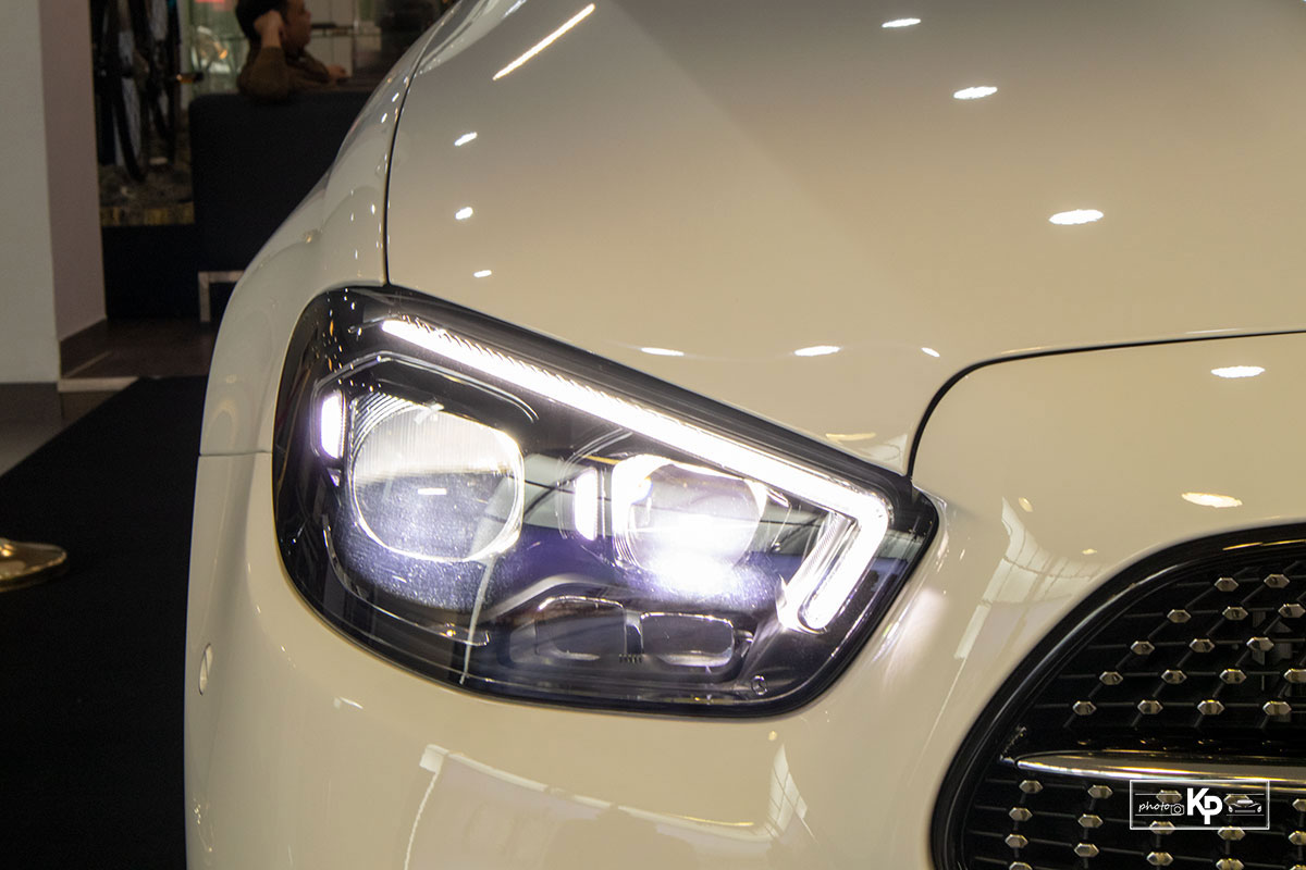 Rẻ hơn BMW 530i M-Sport 300 triệu đồng, Mercedes-Benz E300 AMG 2021 có gì hấp dẫn? a2