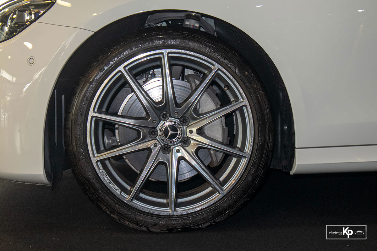 Rẻ hơn BMW 530i M-Sport 300 triệu đồng, Mercedes-Benz E300 AMG 2021 có gì hấp dẫn? a11