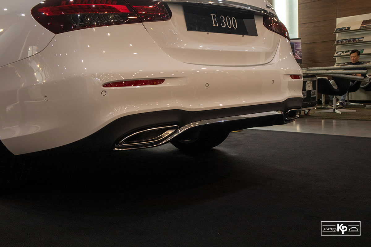 Rẻ hơn BMW 530i M-Sport 300 triệu đồng, Mercedes-Benz E300 AMG 2021 có gì hấp dẫn? a17
